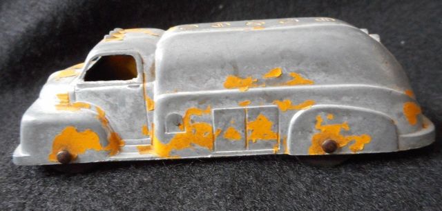Tootsietoy 1949 Ford C600 Oil Tanker